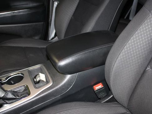 Used 2019 Jeep Grand Cherokee Laredo image 20