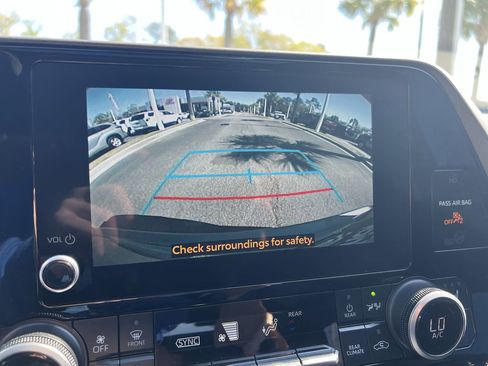 Used 2023 Toyota Highlander XLE image 25