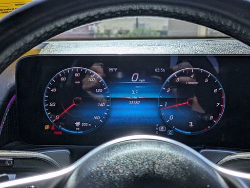 Used 2022 Mercedes-Benz GLB 250 4MATIC image 3