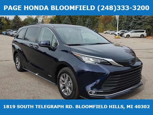 Used 2021 Toyota Sienna XLE image 1