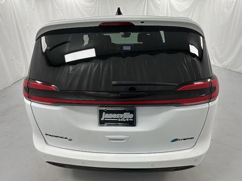Used 2024 Chrysler Pacifica Select image 4