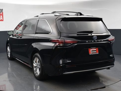 Used 2023 Toyota Sienna Limited image 3
