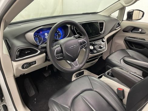 Used 2024 Chrysler Pacifica Touring-L image 21