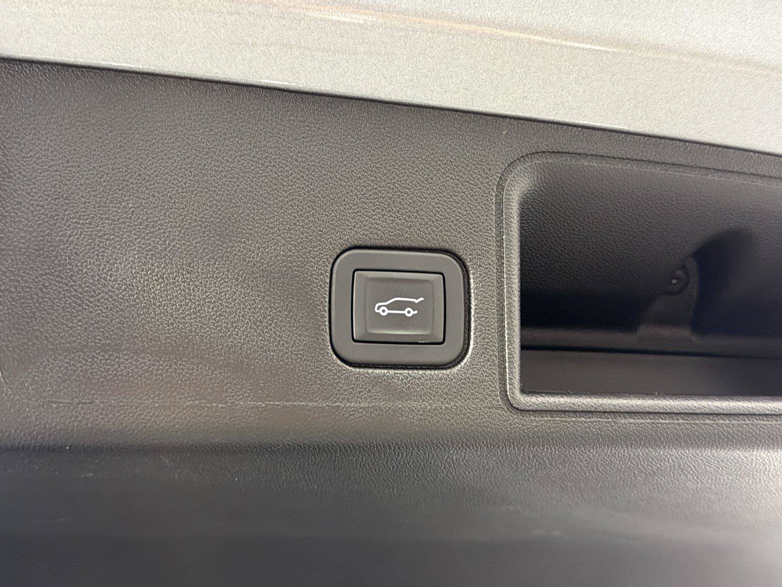 Used 2024 GMC Terrain SLE w/ Driver Convenience Package FWD image 16