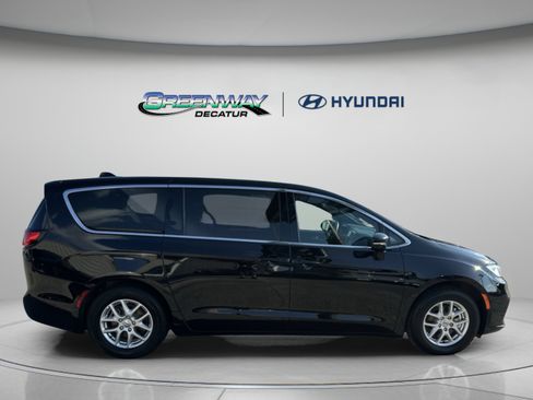 Used 2025 Chrysler Pacifica Select FWD image 9