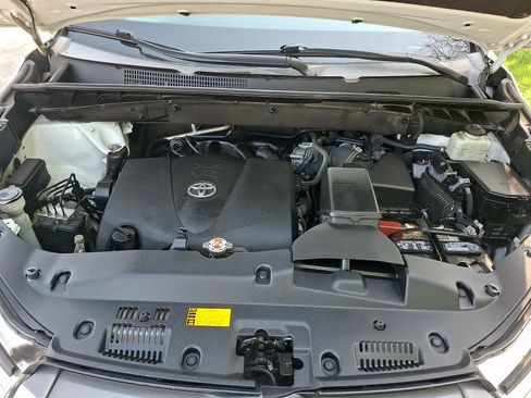 Used 2019 Toyota Highlander XLE AWD/4WD image 30