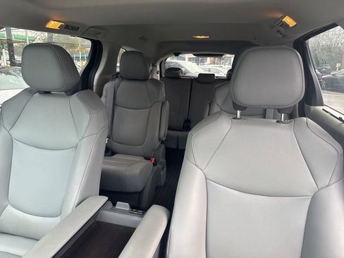 Used 2021 Toyota Sienna XLE image 21
