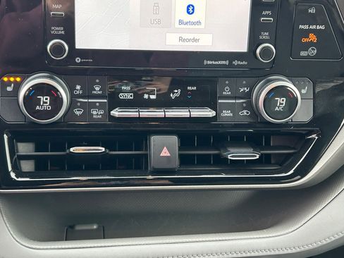 Used 2021 Toyota Highlander XLE image 21