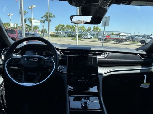 New 2025 Jeep Grand Cherokee L Laredo image 5