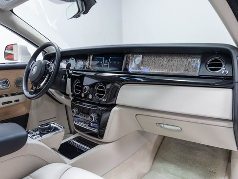 Used 2019 Rolls-Royce Phantom Sedan RWD image 38