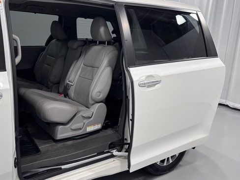 Used 2018 Toyota Sienna XLE Premium FWD image 23