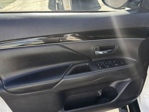 Used 2019 Mitsubishi Outlander SEL AWD/4WD image 14