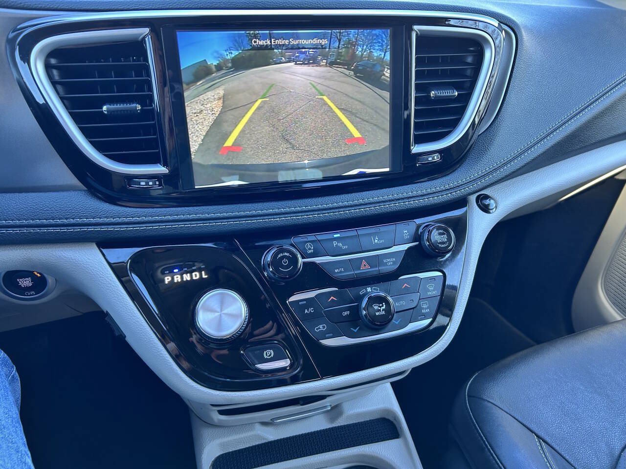 Used 2022 Chrysler Pacifica Touring-L FWD image 17