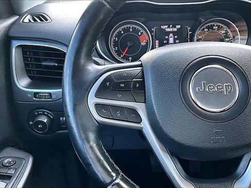 Used 2019 Jeep Cherokee Latitude Plus FWD image 17