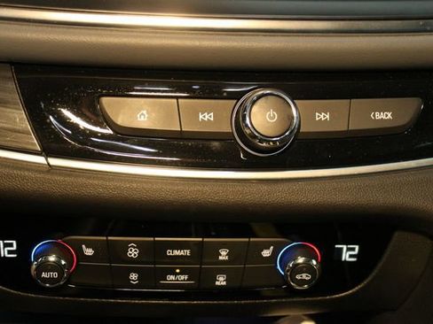 Used 2021 Buick Enclave Essence image 28