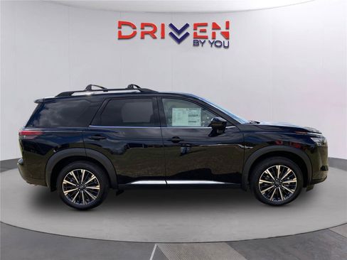 New 2026 Nissan Pathfinder Platinum FWD image 3
