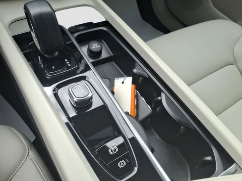 Certified 2023 Volvo XC60 B5 Plus w/ Climate Package image 20