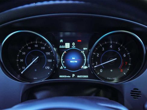 Used 2019 Jaguar F-PACE Premium image 25