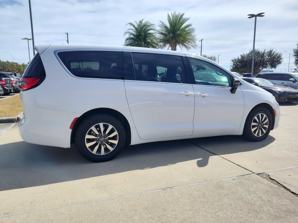 Used 2024 Chrysler Pacifica Limited FWD image 11
