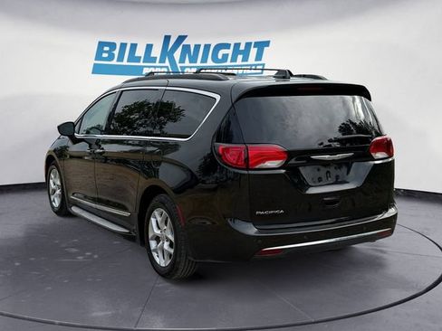 Used 2017 Chrysler Pacifica Touring-L w/ Tire & Wheel Group FWD image 3