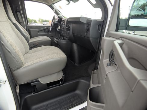 Used 2025 Chevrolet Express 3500 LT w/ LT Preferred Equipment Group RWD image 12