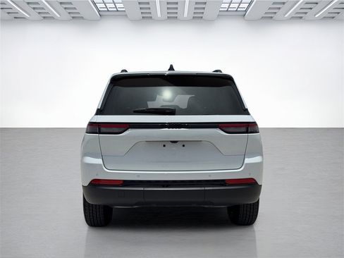 New 2025 Jeep Grand Cherokee Altitude image 4