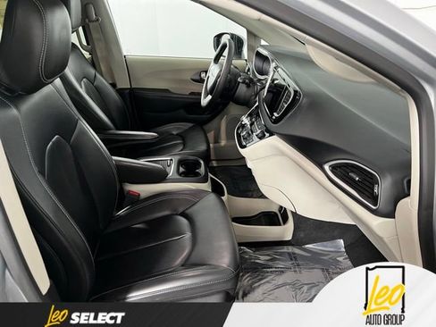 Used 2023 Chrysler Pacifica Touring-L FWD image 22