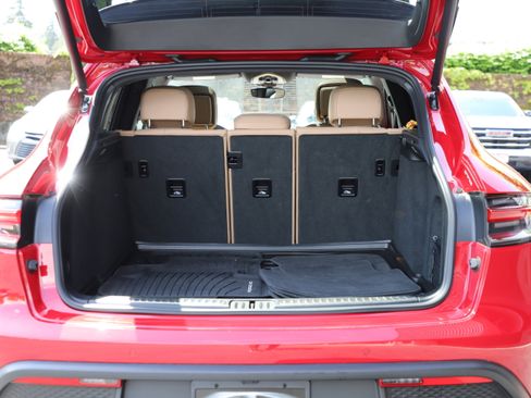 Used 2025 Porsche Macan AWD/4WD image 15
