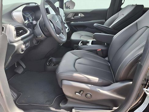 New 2026 Chrysler Pacifica Select image 10