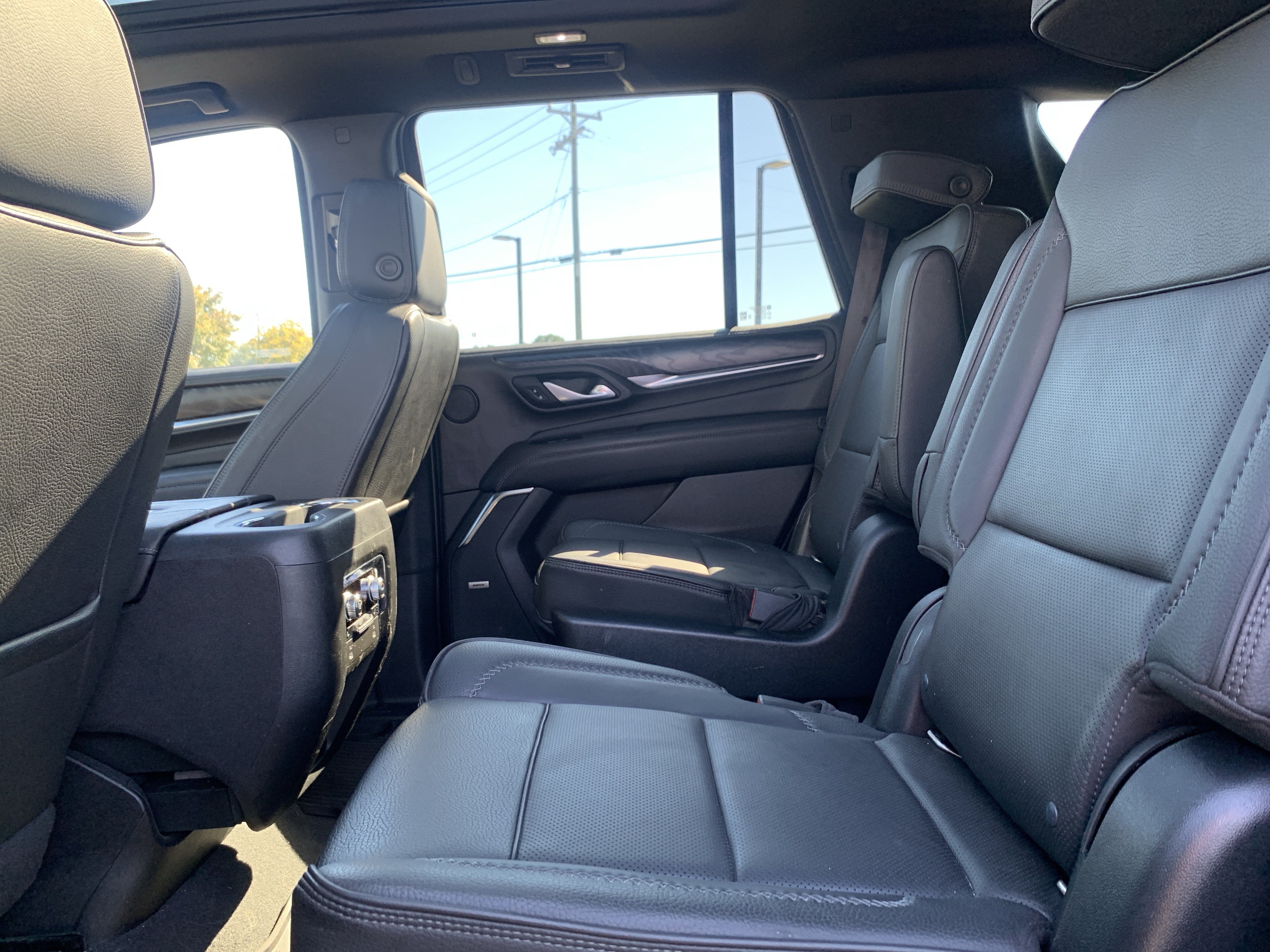 Used 2022 GMC Yukon Denali w/ Advanced Technology Package AWD/4WD image 32