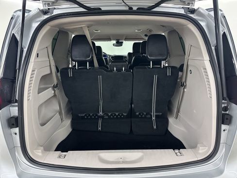 Used 2024 Chrysler Pacifica Touring-L image 26