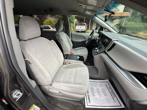 Used 2016 Toyota Sienna LE FWD image 10