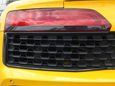 Used 2021 Audi R8 V10 w/ Premium Package RWD image 15