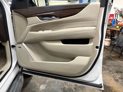Used 2016 Cadillac Escalade Luxury AWD/4WD image 32