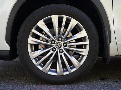 Used 2023 Toyota Highlander Platinum AWD/4WD image 11