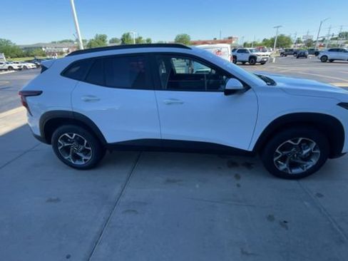 Used 2025 Chevrolet Trax LT FWD image 3