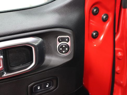 Used 2025 Jeep Wrangler Unlimited Sahara AWD/4WD image 8