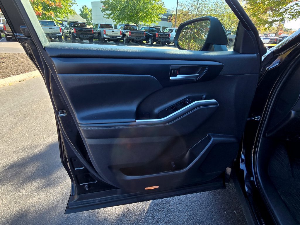 Used 2022 Toyota Highlander XLE AWD/4WD image 18