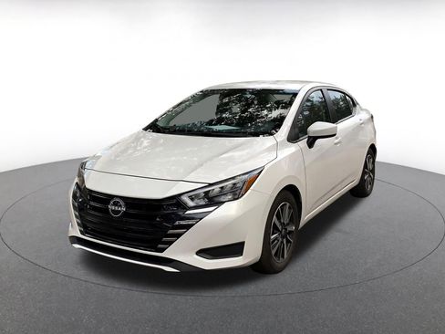 Used 2025 Nissan Versa SV image 3