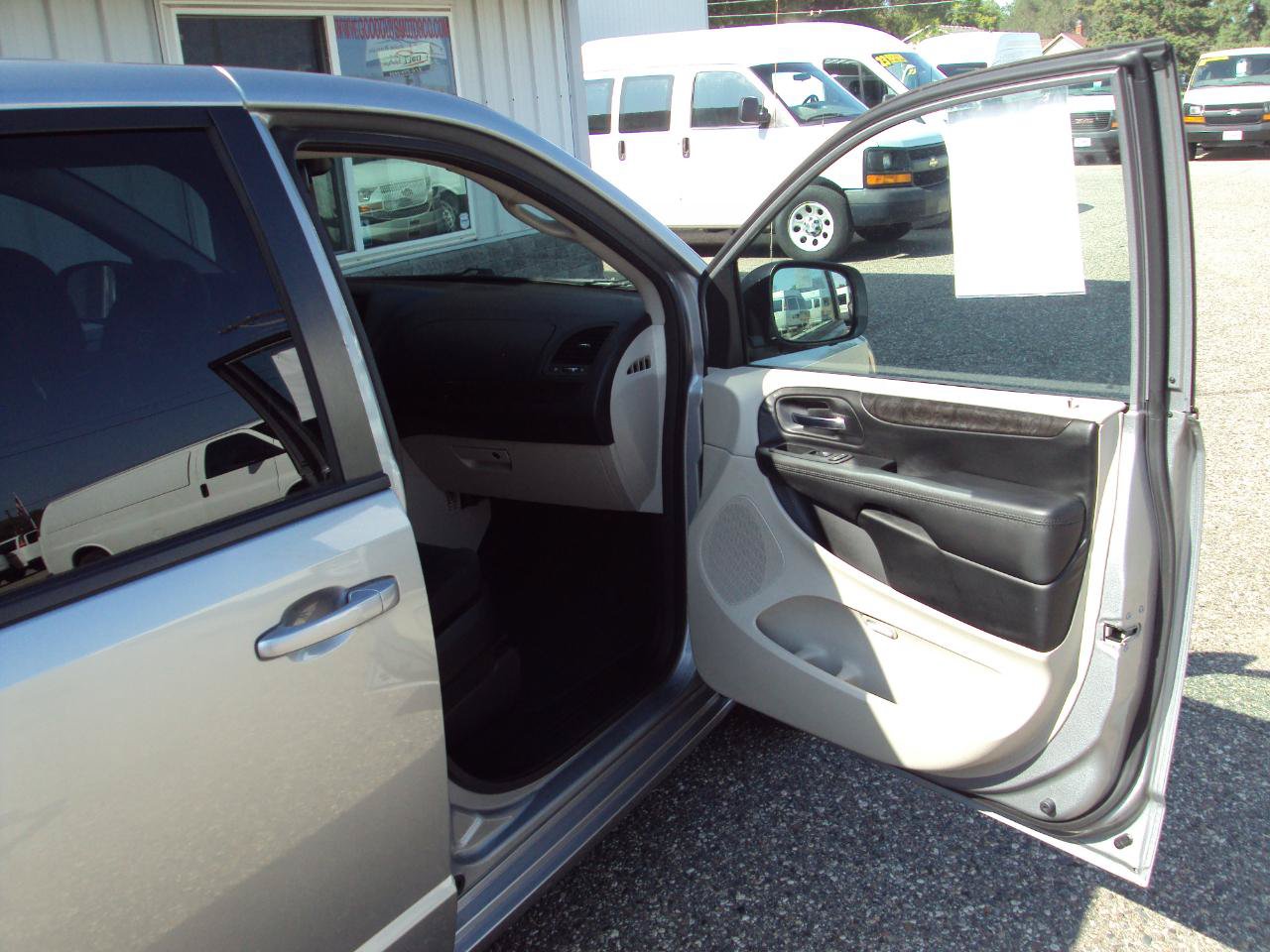 Used 2018 Dodge Grand Caravan SE w/ UConnect Hands-Free Group FWD image 14