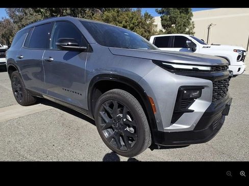 Used 2025 Chevrolet Traverse RS image 4