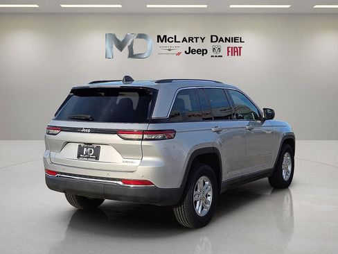 Used 2024 Jeep Grand Cherokee Laredo image 5