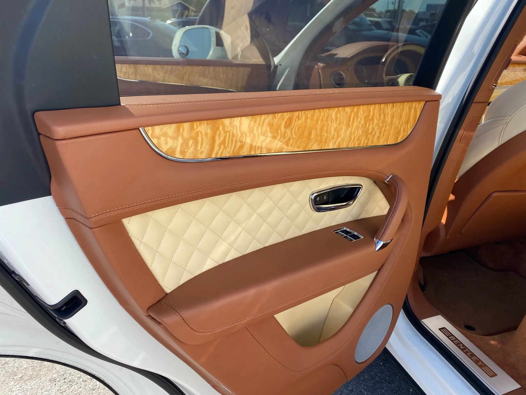 Used 2017 Bentley Bentayga AWD/4WD image 31