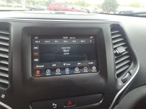 Used 2019 Jeep Cherokee Latitude Plus w/ Comfort/Convenience Group AWD/4WD image 8