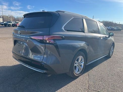 Used 2025 Toyota Sienna Limited image 6