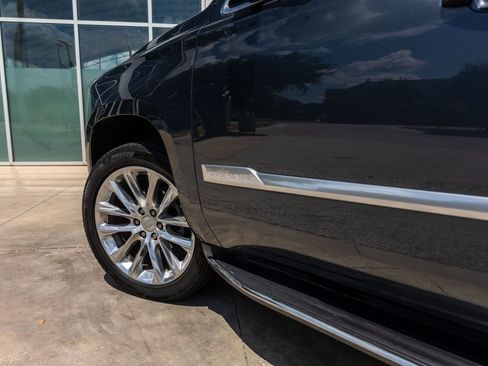 Used 2019 Cadillac Escalade Luxury AWD/4WD image 11