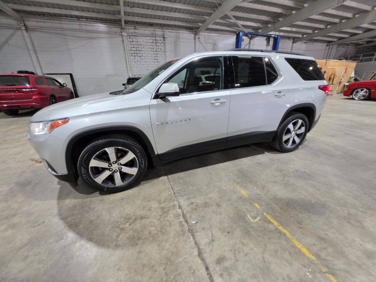 Used 2019 Chevrolet Traverse LT w/ LT Premium Package AWD/4WD image 4