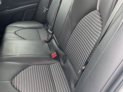 Used 2020 Toyota Camry SE image 10
