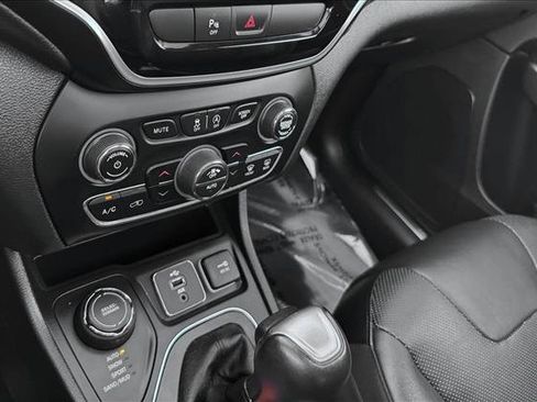 Used 2019 Jeep Cherokee Limited image 16