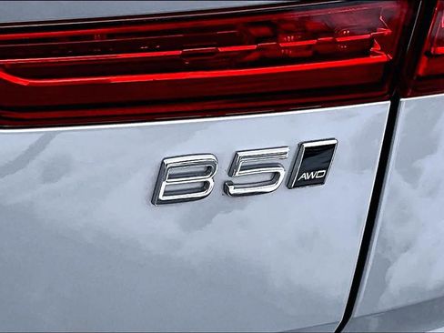 Certified 2023 Volvo XC60 B5 Plus w/ Climate Package image 10